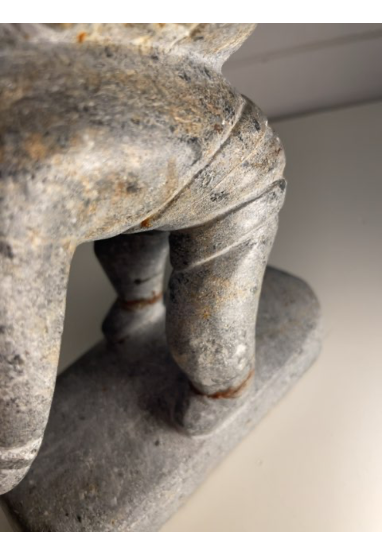 Fedtsten skulptur af kvinde med barn